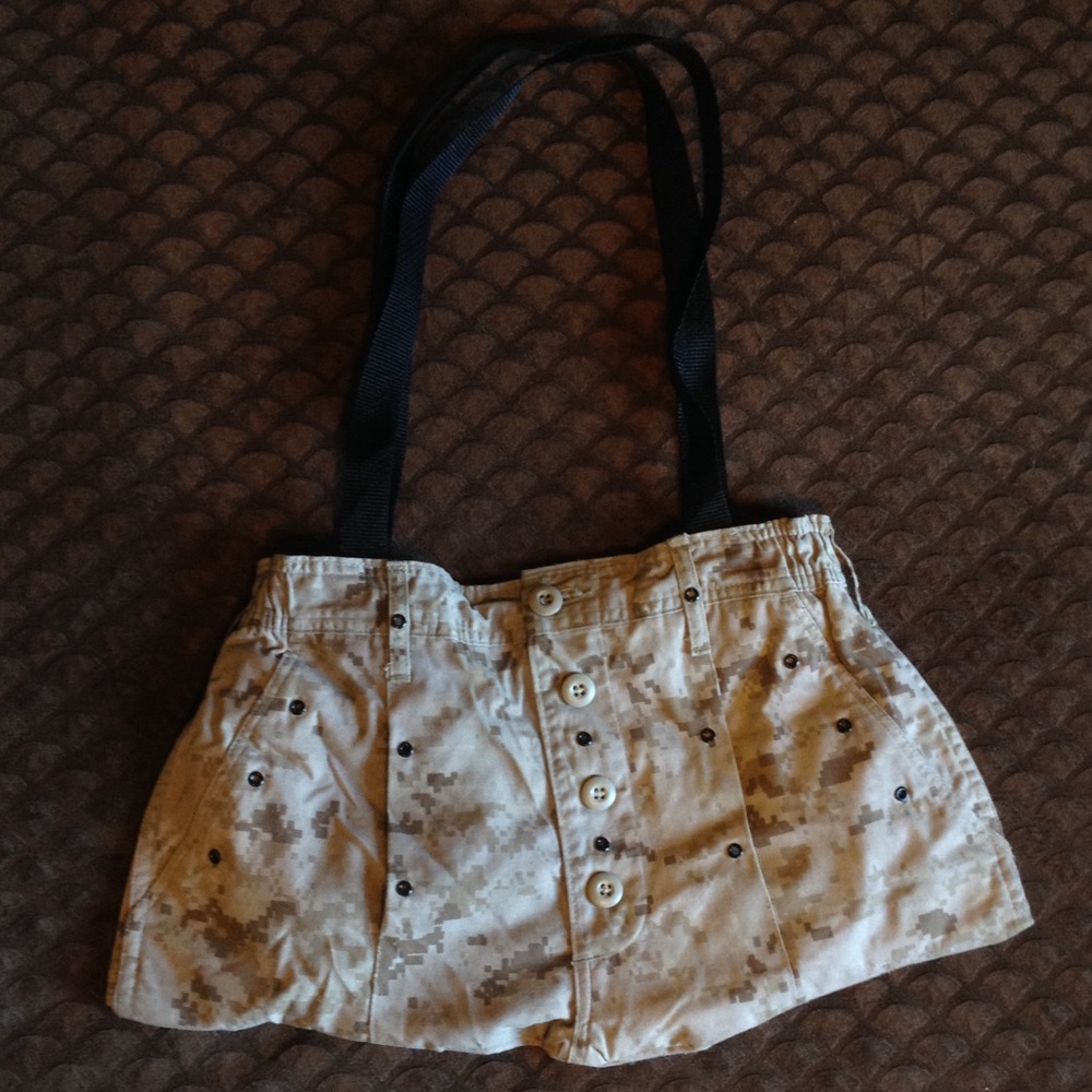 🌺🌺Large camouflage tan purse